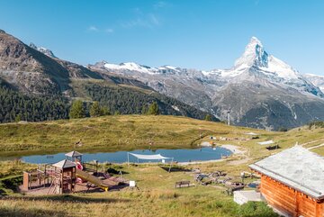Der Wolli Erlebnispark am Leisee mit Spielplatz und perfekter Sicht auf das Matterhorn.  | © Basic Home Production