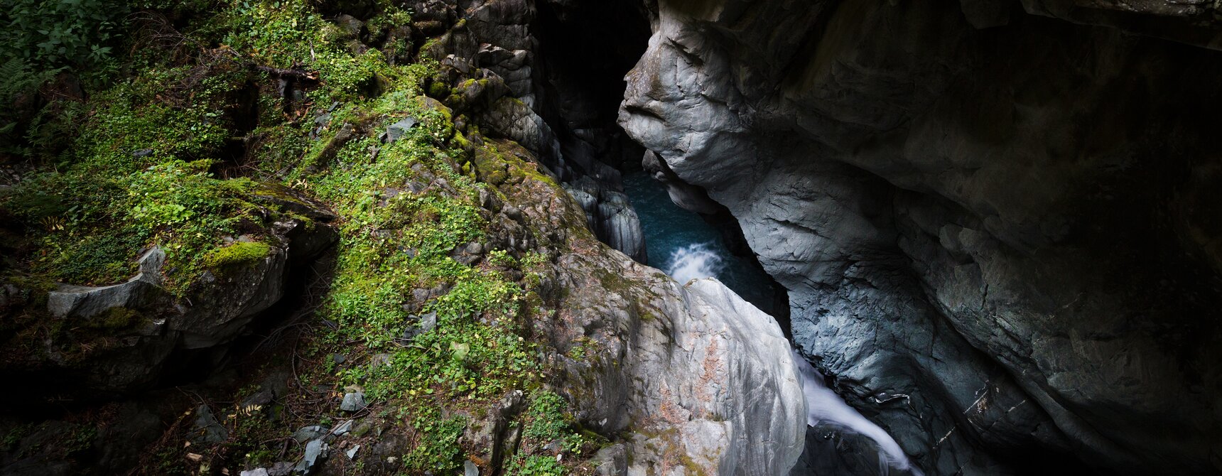 Gorner Gorge blue water play between fauna and rock | © Pascal Gertschen 