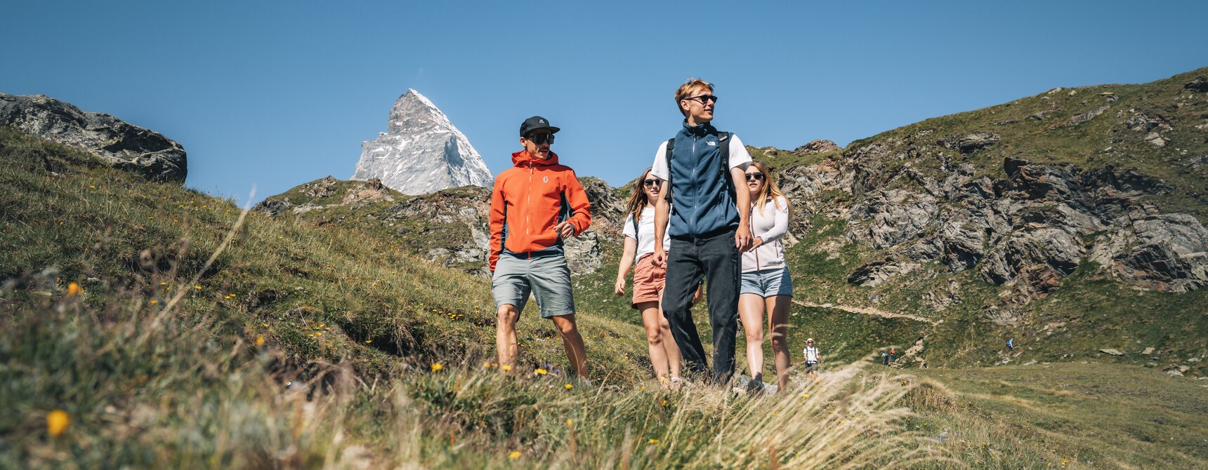 Hiking with friends on the Schwarzsee with the Matterhorn in the background | © Gabriel Perren