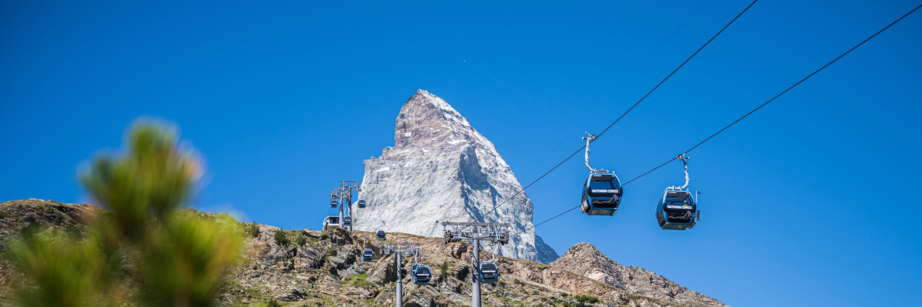 Matterhorn Express fahren Richtung Schwarzsee. Im Hintergrund thront das Matterhorn  | © Michael Portmann