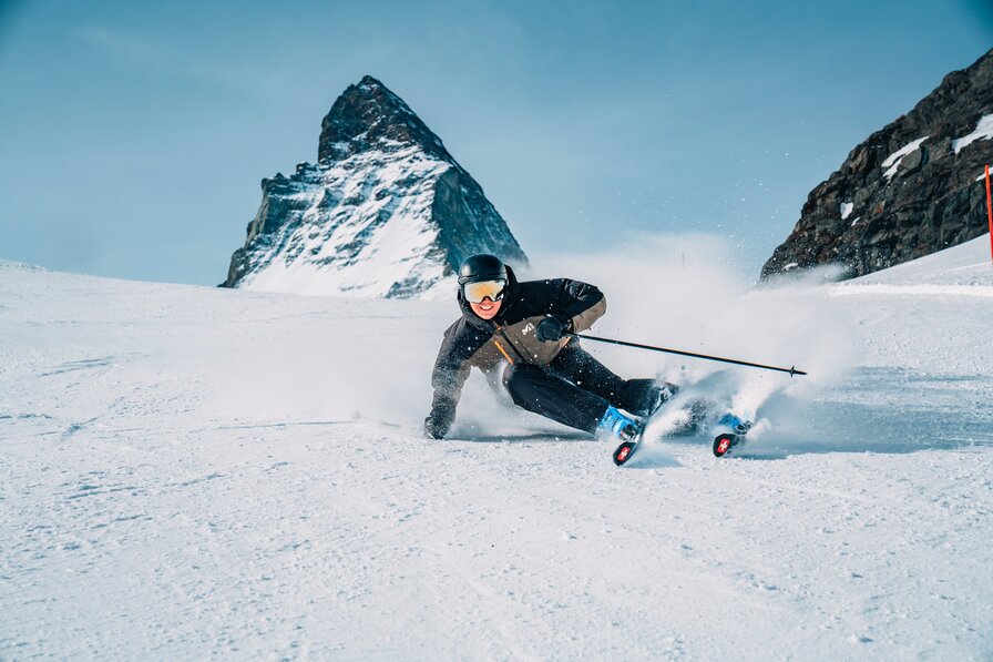 Glücklicher Skifahrer fährt auf Piste mit dem ikonischen Matterhorn im Hintergrund | © Zermatt Bergbahnen 