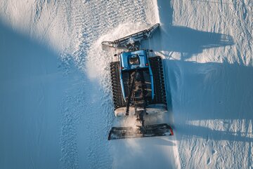 Pistenfahrzeug von oben bei der Arbeit | © Zermatt Bergbahnen