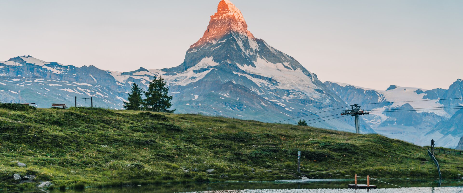 Rot beleuchteter Gipfel beim Sonnenaufgang am Leisee  | © Zermatt Bergbahnen