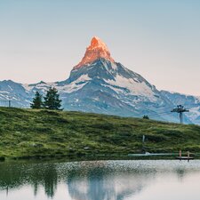 Rot beleuchteter Gipfel beim Sonnenaufgang am Leisee  | © Zermatt Bergbahnen