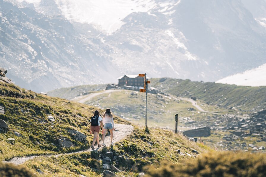 The guests orientate themselves by the yellow signposts about the different hiking trails | © Gabriel Perren