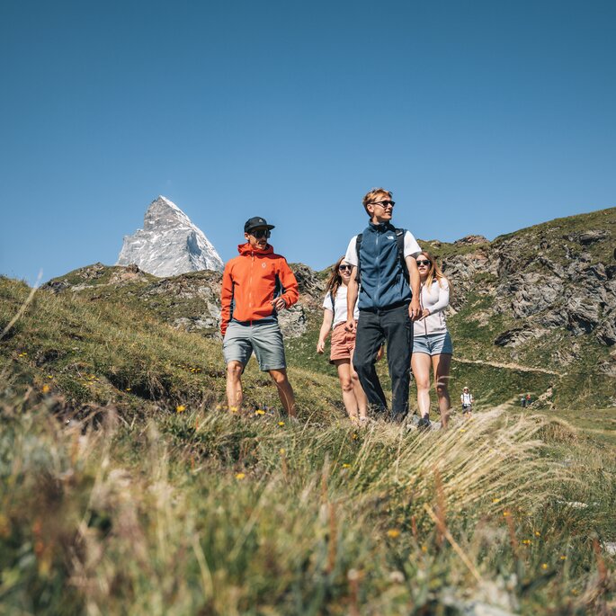Wandern mit Freunden auf dem Schwarzsee mit dem Matterhorn im Hintergrund | © Gabriel Perren