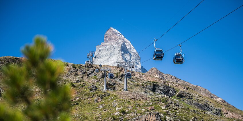 Matterhorn Express fahren Richtung Schwarzsee. Im Hintergrund thront das Matterhorn  | © Michael Portmann